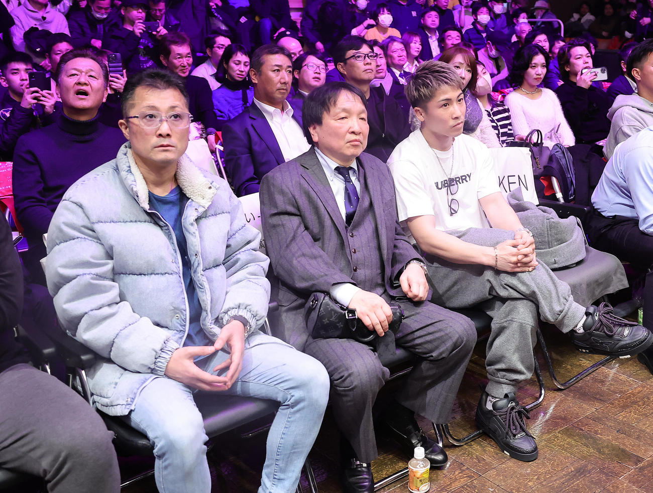 厳しい表情で判定を見つめる大橋ジムの、左から井上真トレーナー、大橋会長、井上尚（撮影・足立雅史）