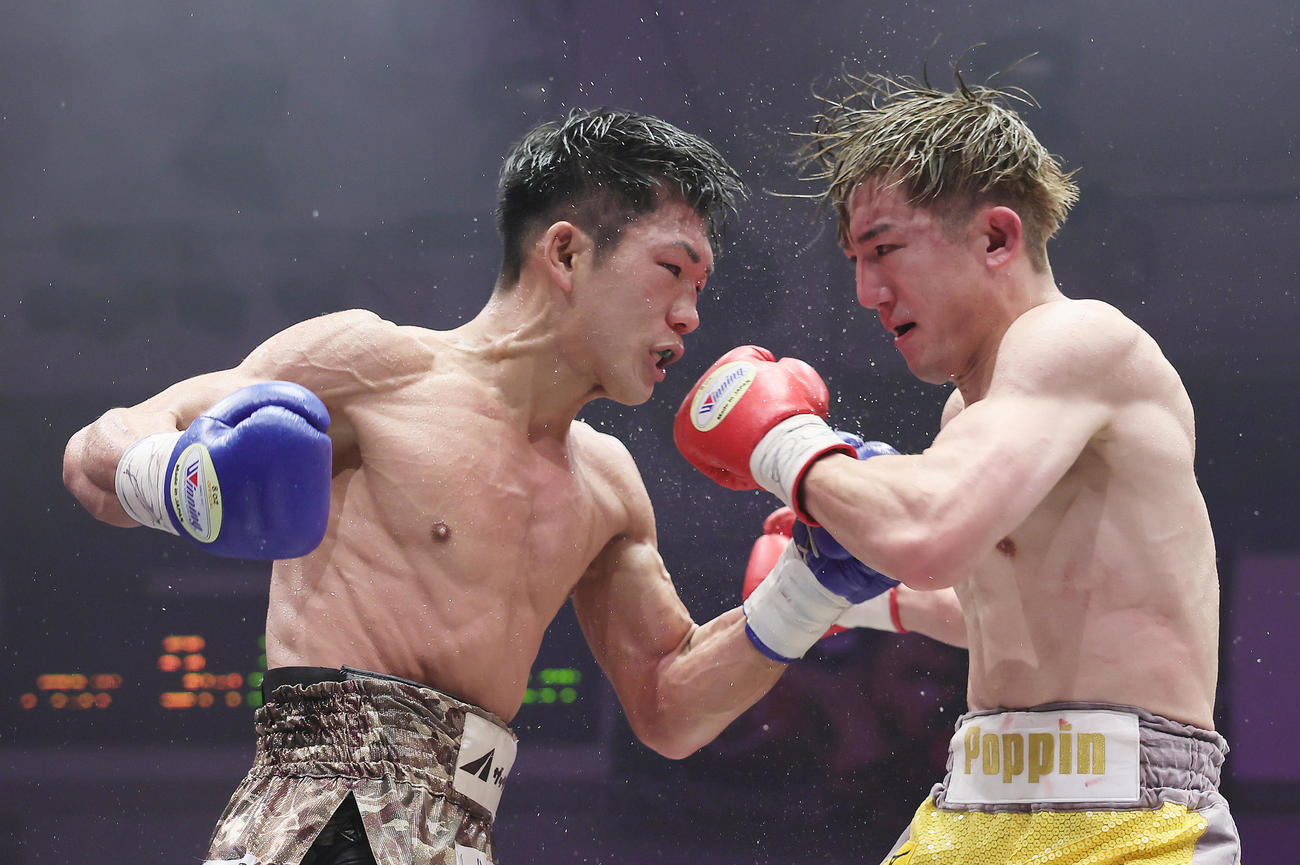 9回、激しく打ち合う永田（左）と井上（撮影・足立雅史）