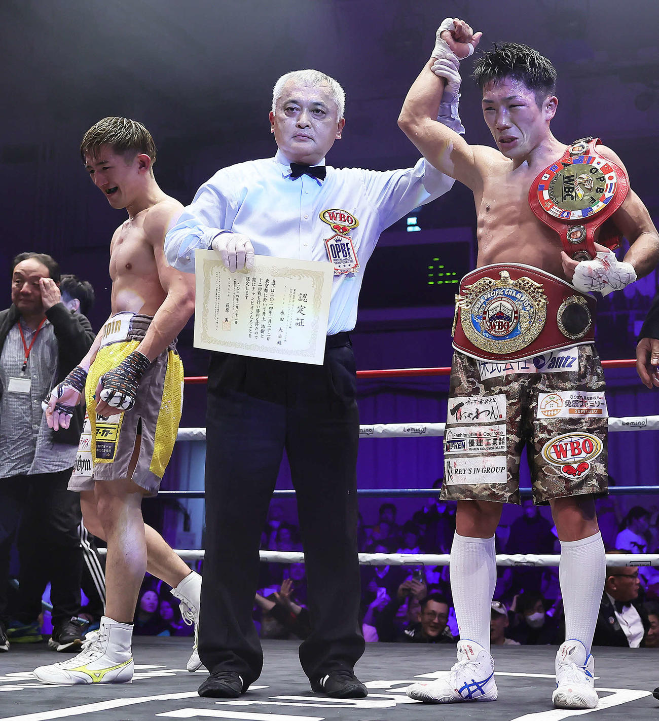 永田（右）に判定で敗れた井上（左）（撮影・足立雅史）