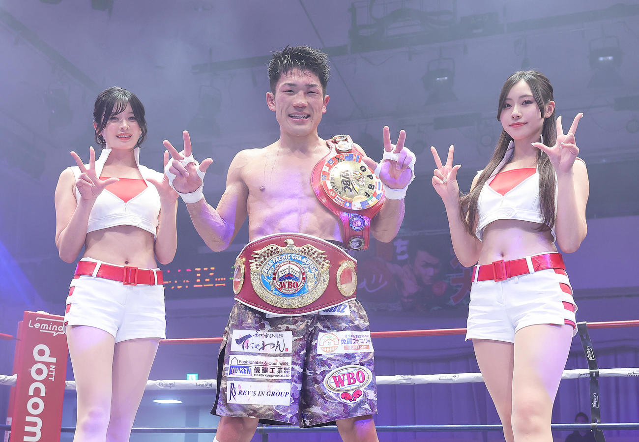 井上浩に勝利し、笑顔でポーズを決める永田（中央）。左ははらことは、右は有栖未桜（撮影・足立雅史）