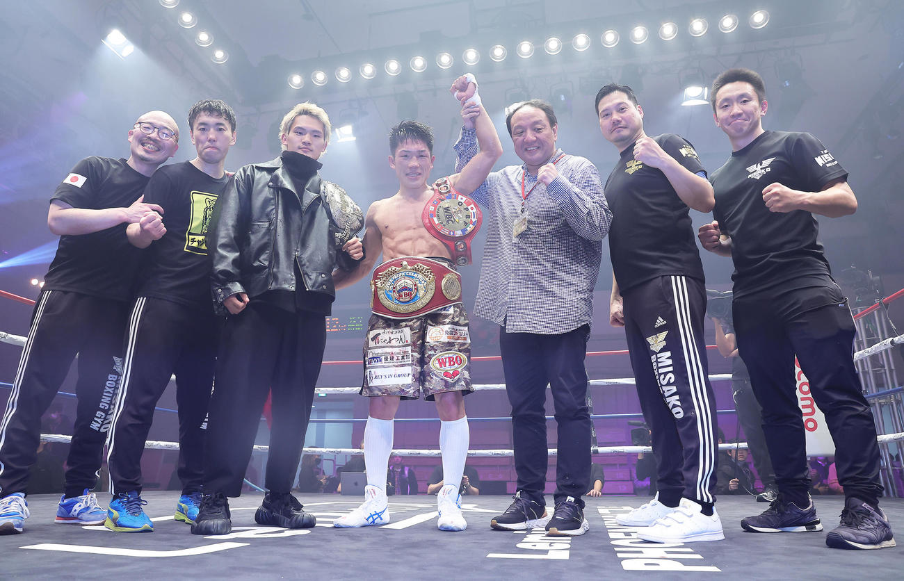 試合に勝利した永田（中央左）は陣営と笑顔で記念撮影（撮影・足立雅史）