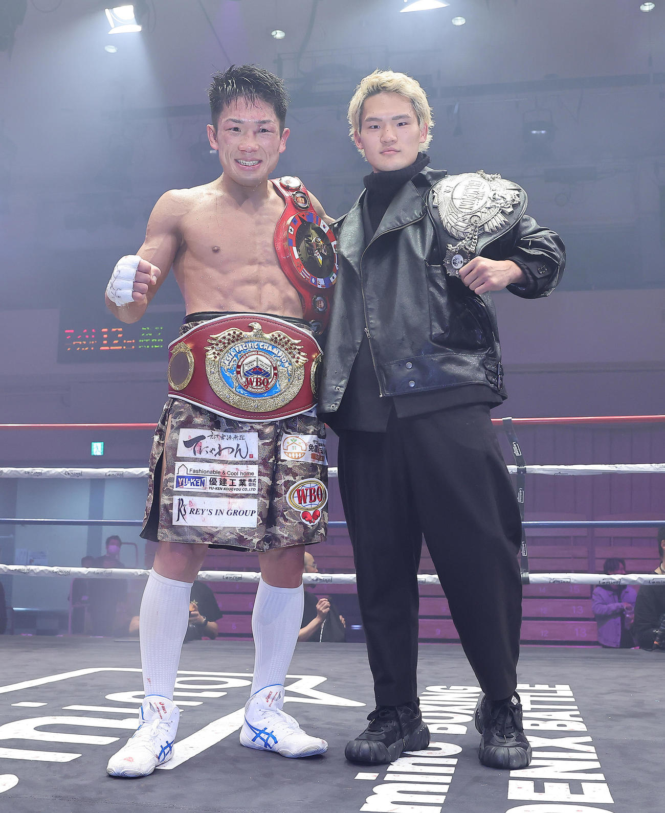試合に勝利した永田（左）は同じ三迫ジムの藤田と笑顔で記念撮影（撮影・足立雅史）