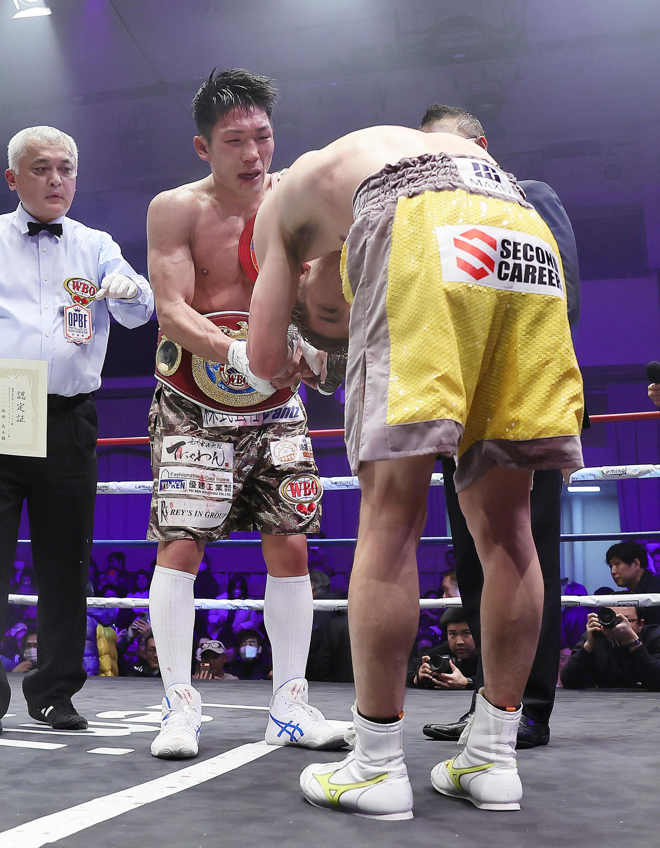 試合後、健闘をたたえ合い握手を交わす永田（左）と井上（撮影・足立雅史）