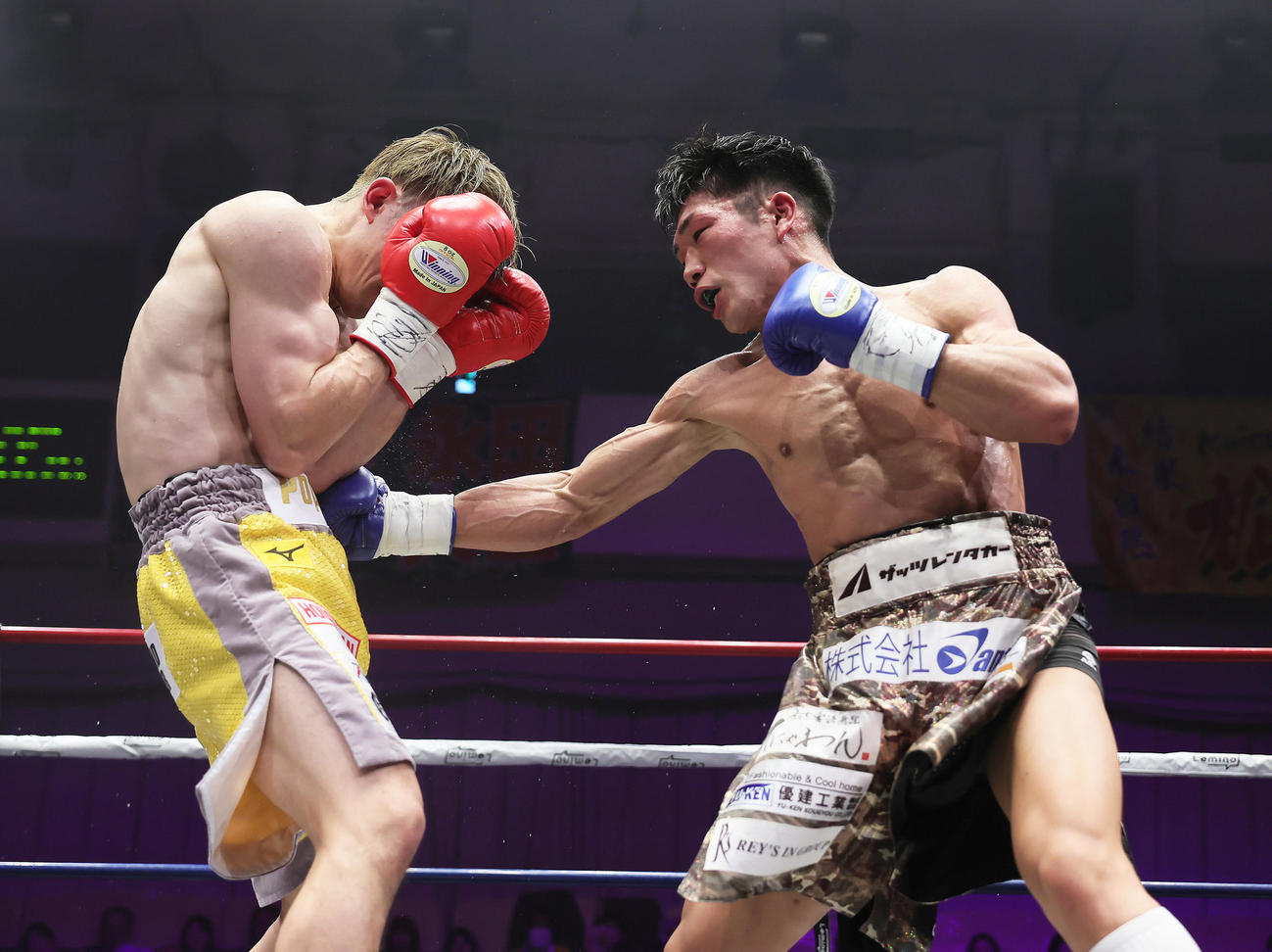 3回、永田（右）は井上のボディを攻める（撮影・足立雅史）