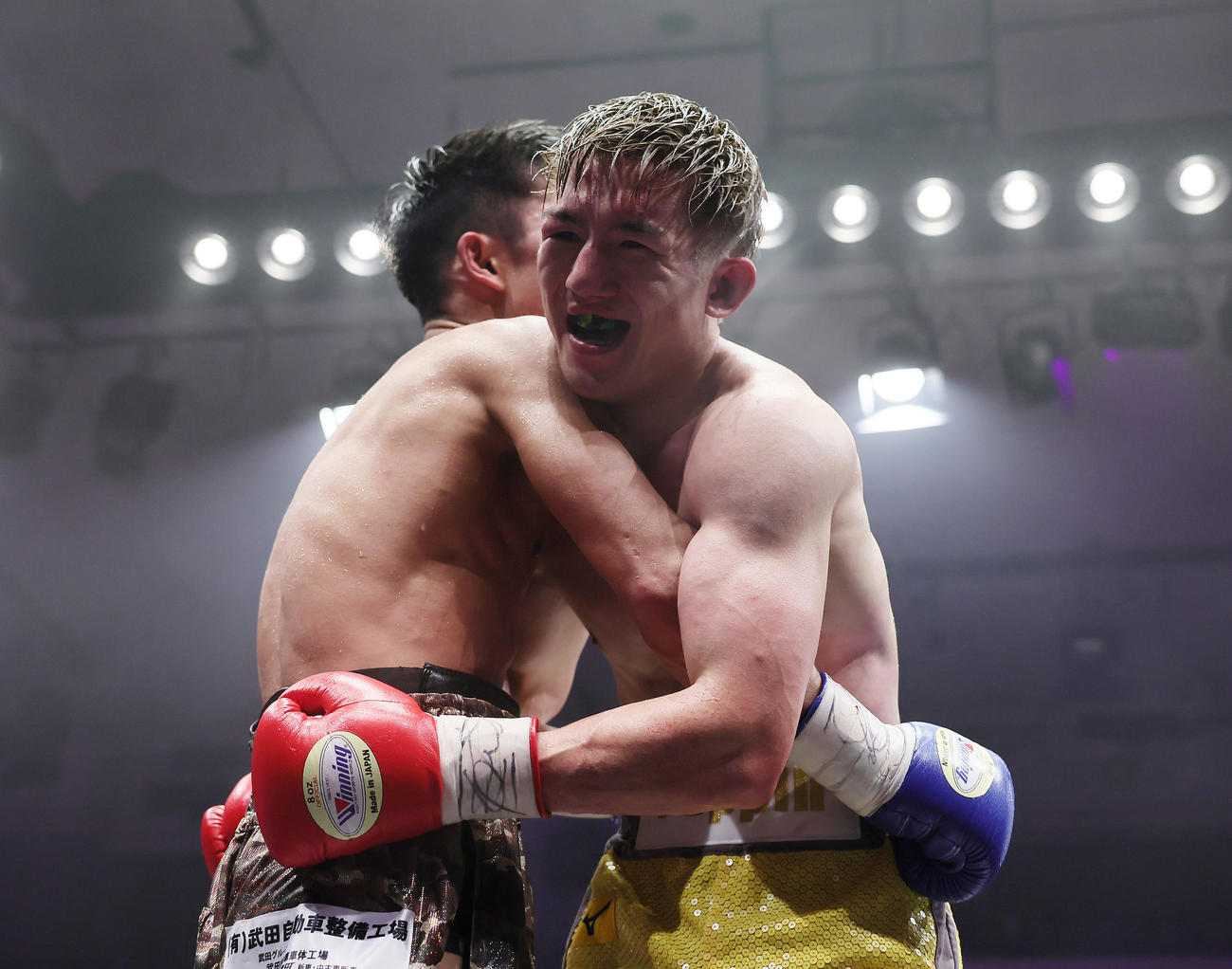 試合後、健闘をたたえ抱き合う永田（左）と井上（撮影・足立雅史）