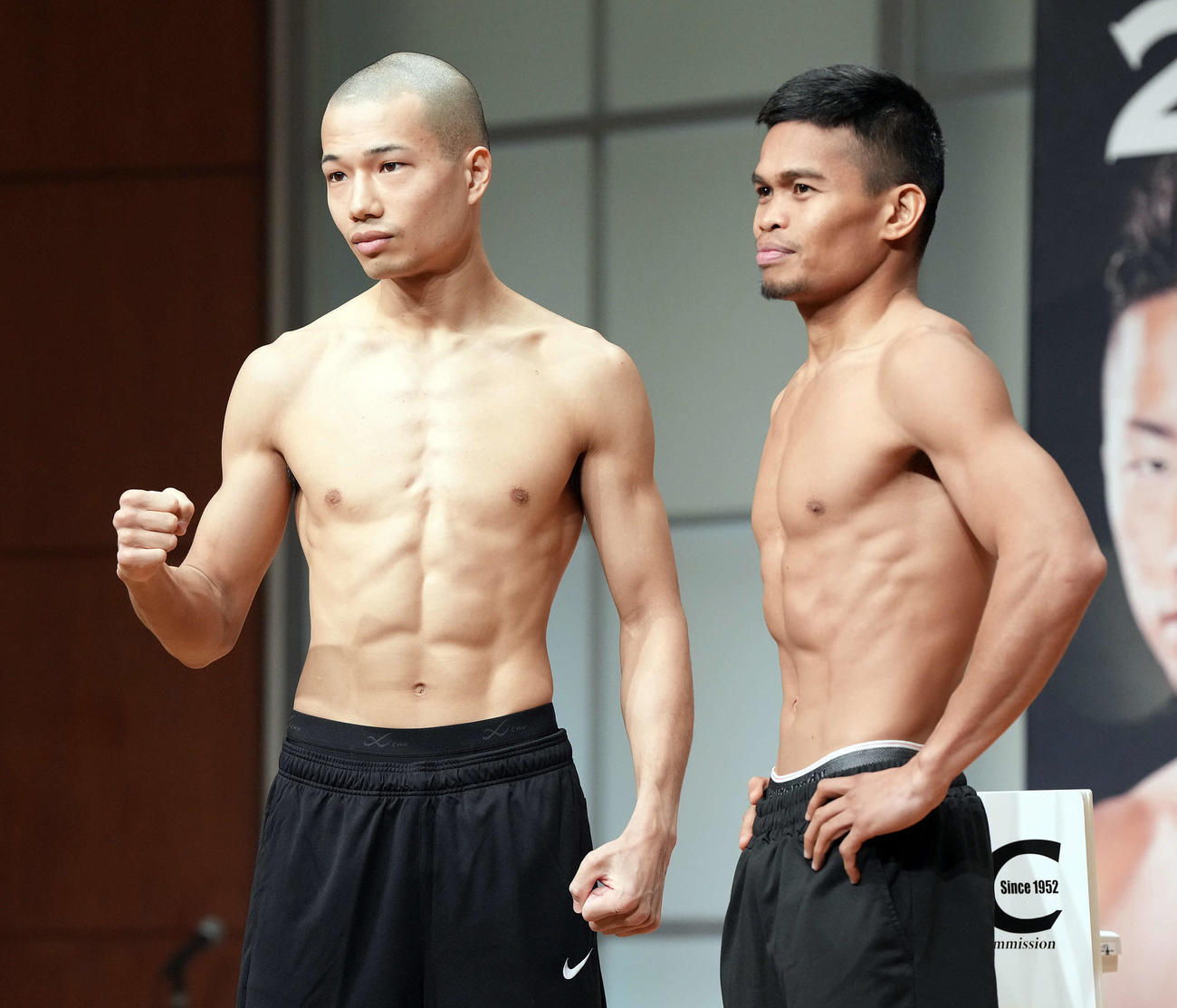 前日計量をパスしポーズを決める増田陸。右はジョナス・スルタン（撮影・たえ見朱実）