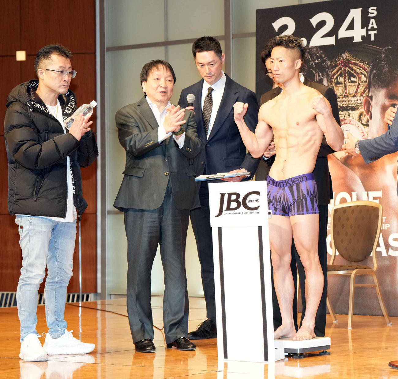 前日計量をパスしたWBA世界バンタム級王者井上拓真（撮影・たえ見朱実）
