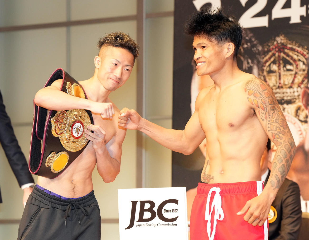 前日計量をパスし笑顔を見せるWBA世界バンタム級王者井上拓真。右はジェルウィン・アンカハス（撮影・たえ見朱実）