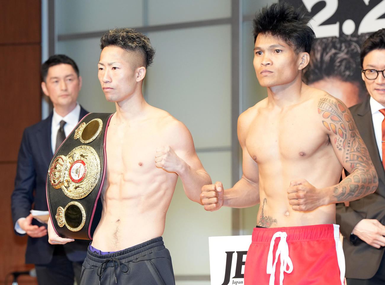 ポーズを決めるWBA世界バンタム級王者井上拓真。右はジェルウィン・アンカハス（撮影・たえ見朱実）