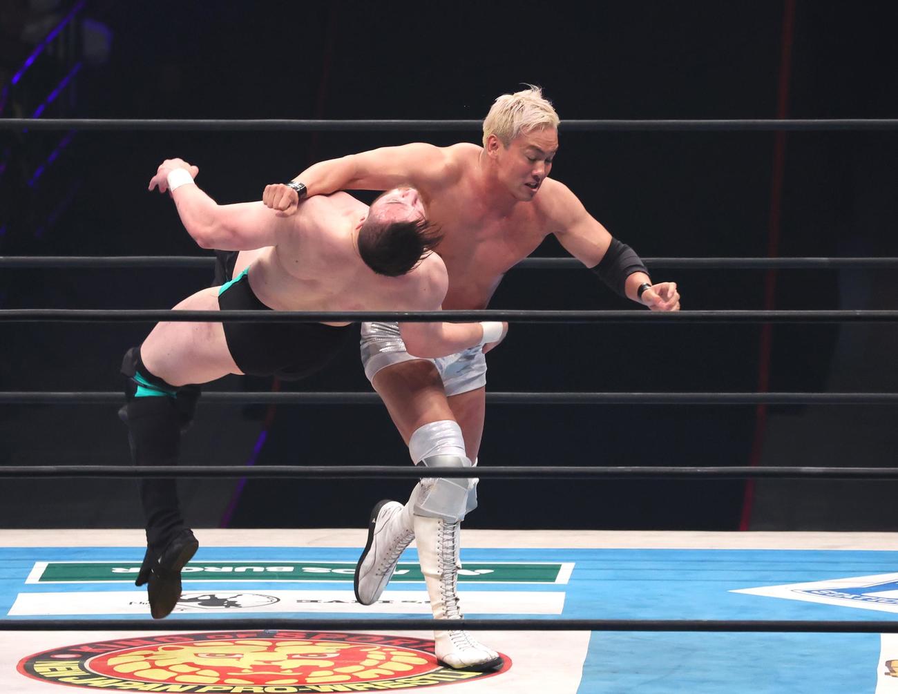 カラム・ニューマンにラリアットを決めるオカダ・カズチカ（撮影・黒川智章）