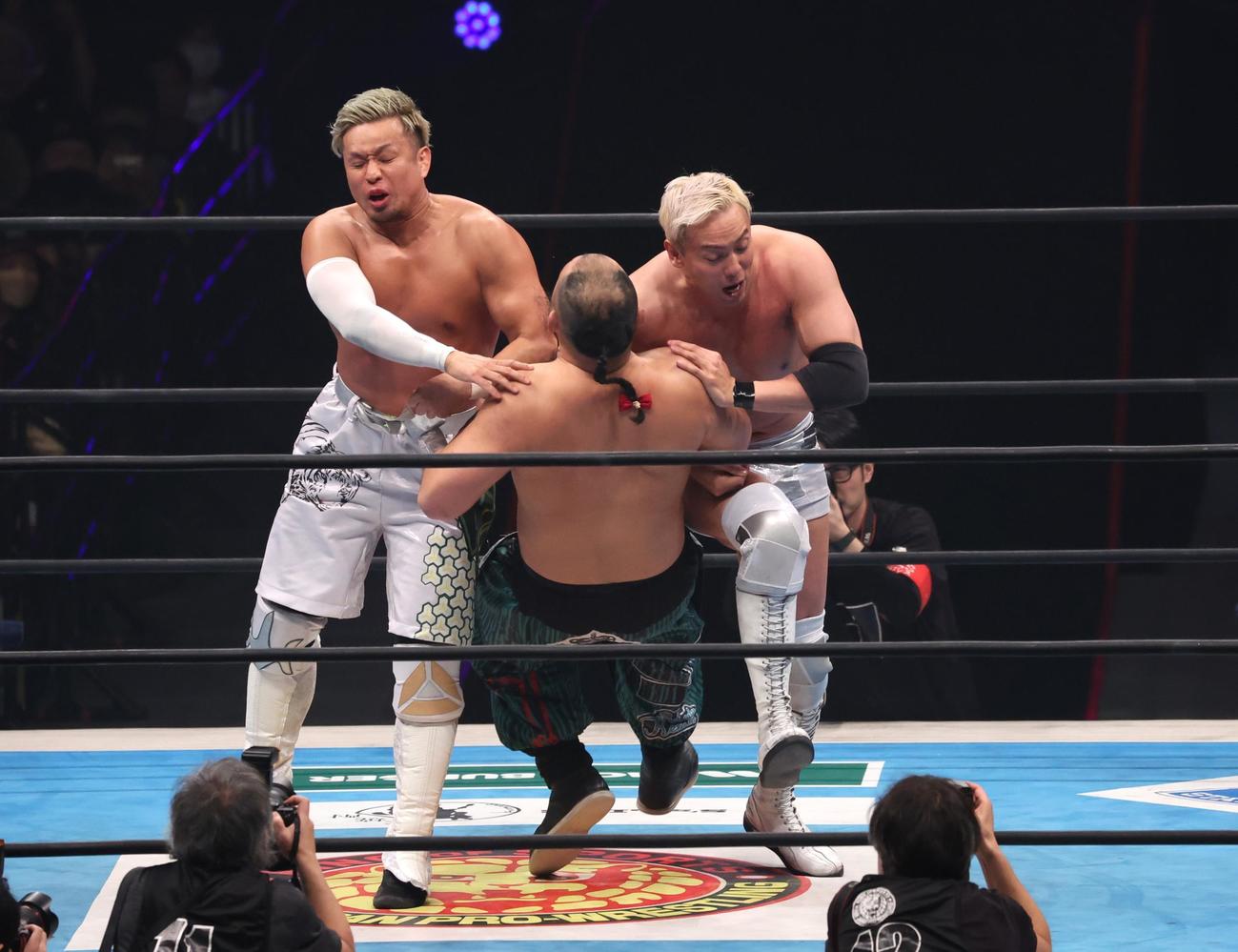 グレート－O－カーンを攻めるYOSHI－HASHI（左）とオカダ・カズチカ（撮影・黒川智章）