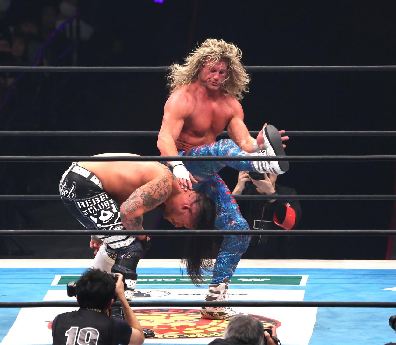 IWGPグローバルヘビー級選手権　デビット・フィンレー（左）を攻めるニック・ネメス（撮影・黒川智章）