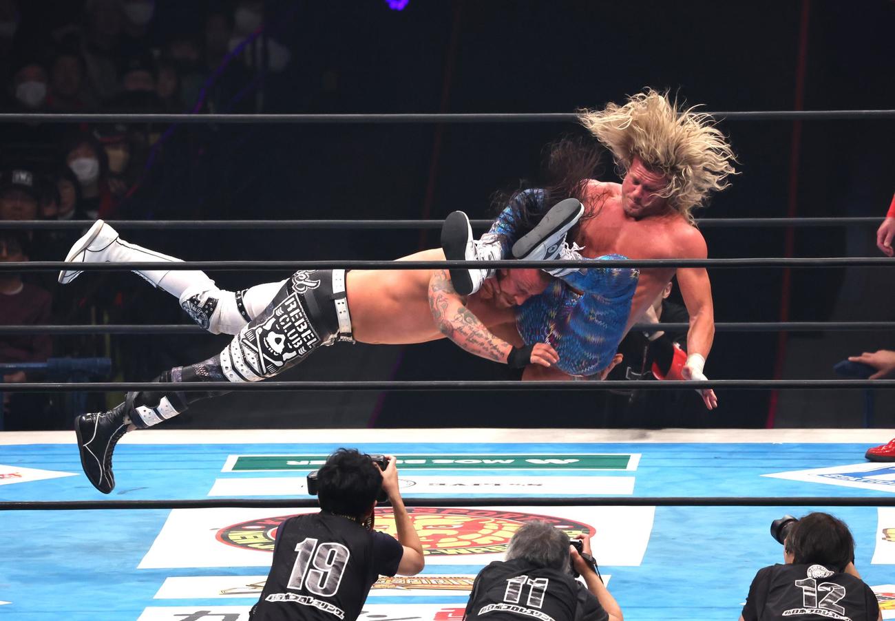 IWGPグローバルヘビー級選手権　デビット・フィンレー（左）を攻めるニック・ネメス（撮影・黒川智章）