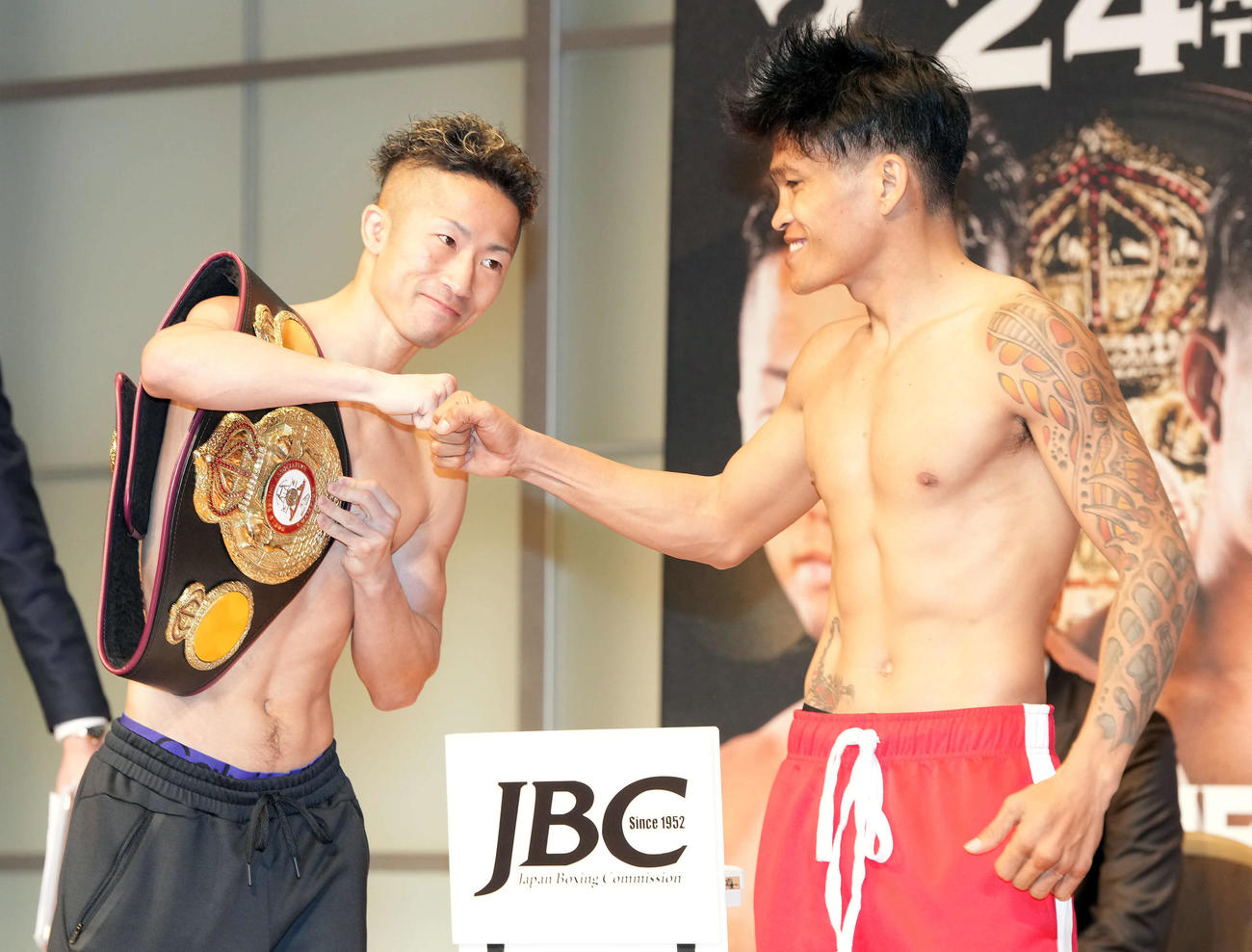 前日計量をパスした井上はアンカハスとグータッチ（撮影・たえ見朱実）