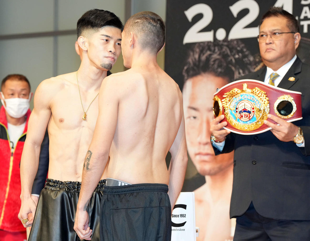 ともに前日計量をパスしにらみ合う田中（左）とバカセグア（撮影・たえ見朱実）