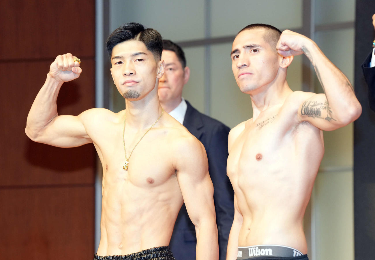 前日計量をパスしポーズを決める田中（左）とバカセグア（撮影・たえ見朱実）