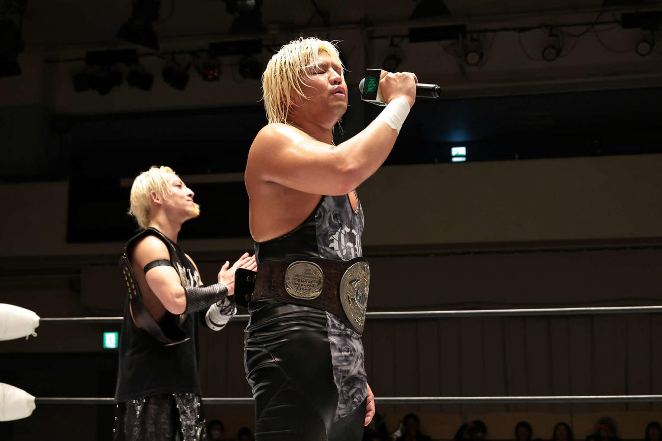 23日の試合後、ダガが持つGHCジュニアヘビー級王座への挑戦を表明したタダスケはその後、やしきたかじんの「東京」と熱唱、左はYO－HEY（C）プロレスリング・ノア