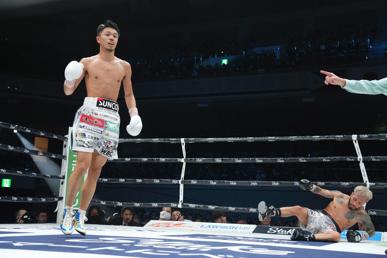 6回、サンティアゴ（右）からダウンを奪う中谷（撮影・鈴木みどり）