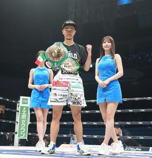 WBC世界バンタム級タイトルマッチ　サンティアゴ対中谷　ベルトを掲げて喜ぶ中谷（撮影・鈴木みどり）