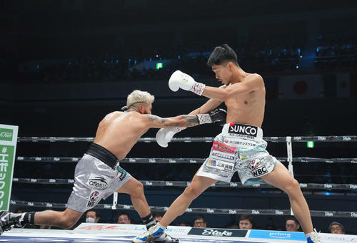 WBC世界バンタム級タイトルマッチ　1回、サンティアゴ（左）の攻めを避ける中谷（撮影・鈴木みどり）