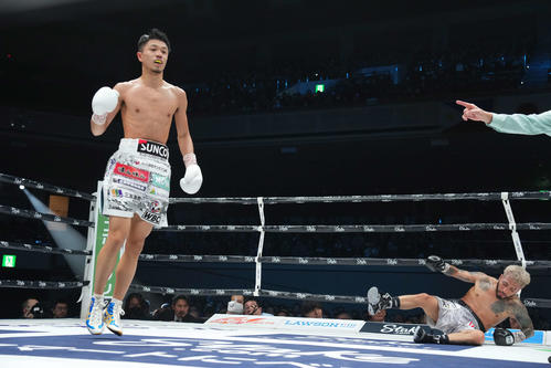 6回、サンティアゴ（右）からダウンを奪う中谷（撮影・鈴木みどり）