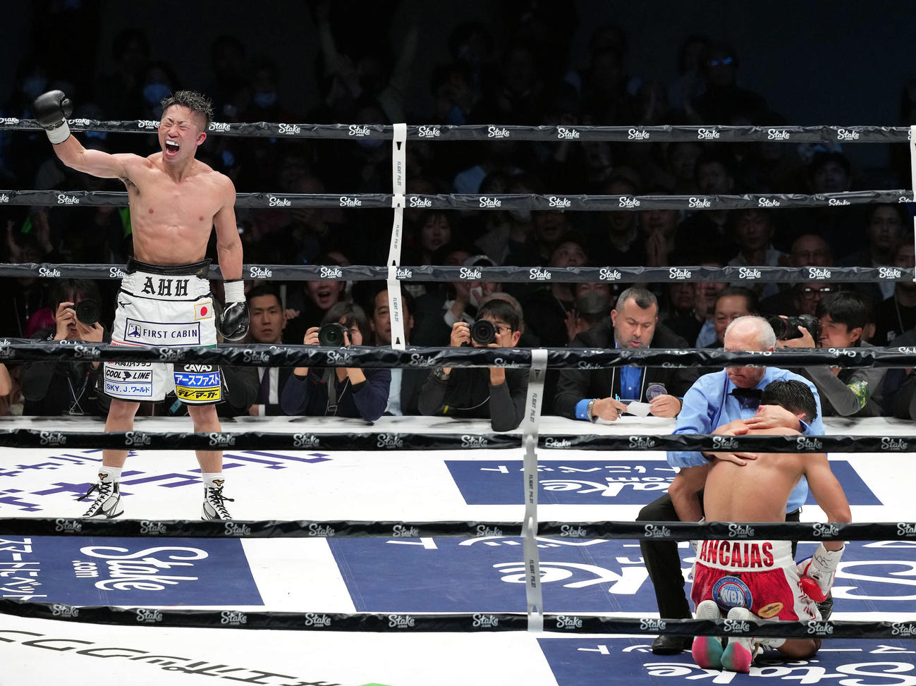 WBA世界バンタム級タイトルマッチ　9回　アンカハス（右）にKO勝ちし喜びを爆発させる井上拓（撮影・たえ見朱実）