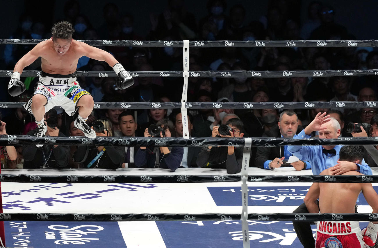 9回、アンカハス（右）にKO勝ちし喜びを爆発させる井上拓（撮影・たえ見朱実）