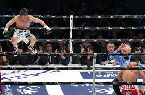 9回、アンカハス（右）にKO勝ちし喜びを爆発させる井上拓（撮影・たえ見朱実）