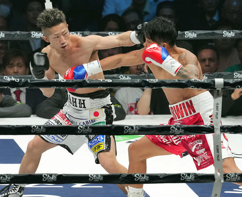 WBA世界バンタム級タイトルマッチ　1回　アンカハス（右）にパンチを見舞う井上拓（撮影・たえ見朱実）