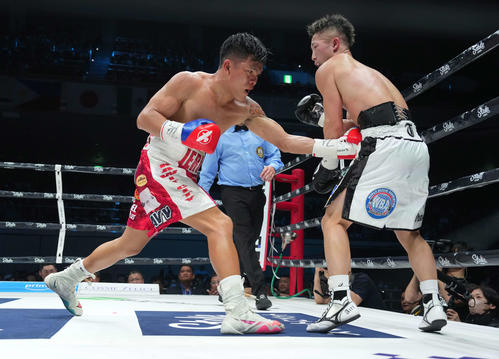 WBA世界バンタム級タイトルマッチ　井上拓対アンカハス　5回、アンカハス（左）のパンチを受ける井上拓（撮影・鈴木みどり）