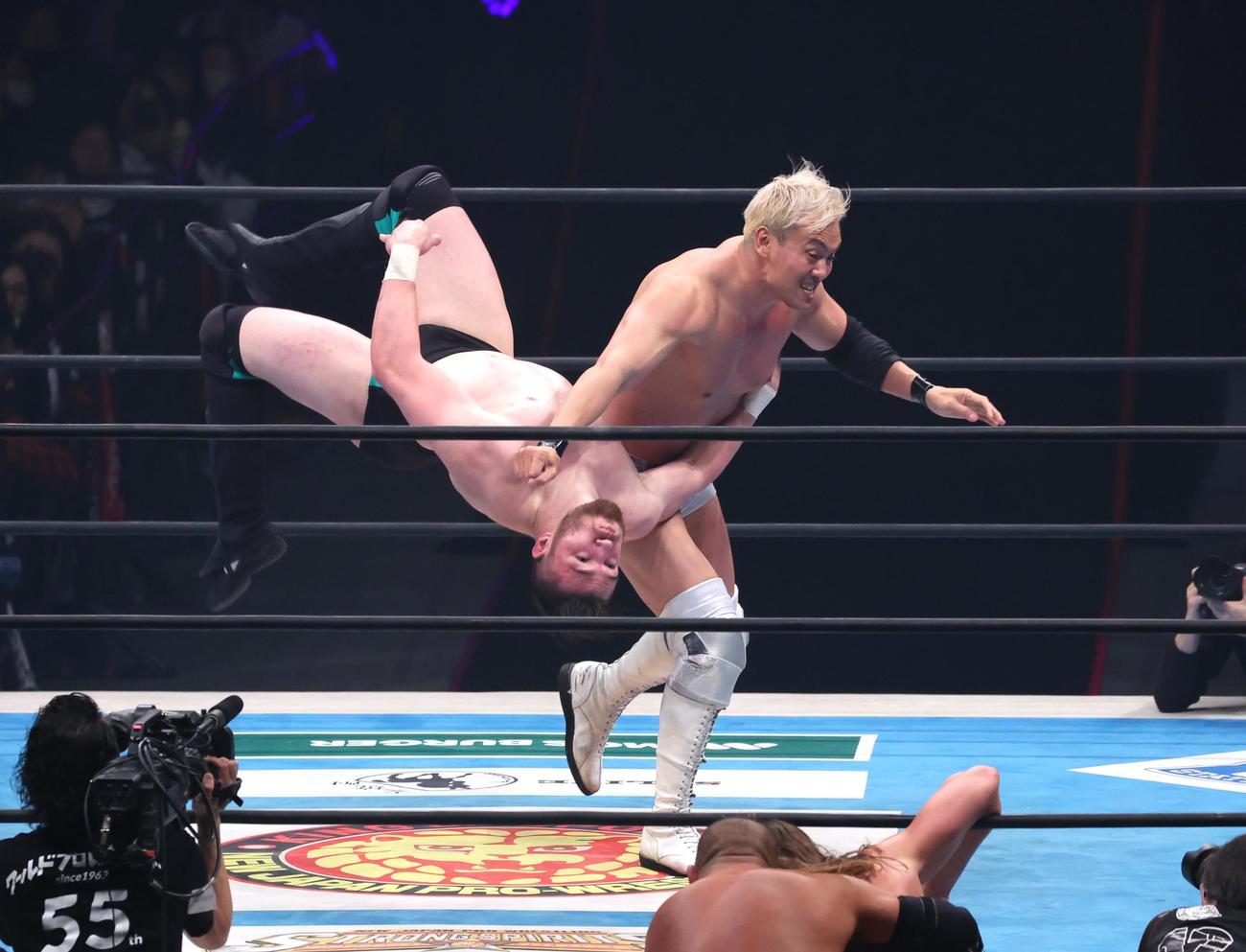ニューマンにレインメーカーを決めるオカダ（撮影・黒川智章）