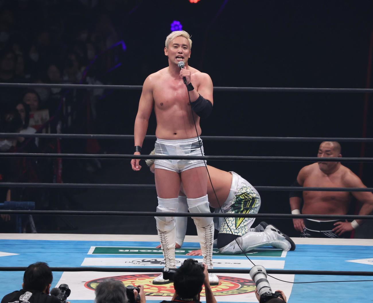 試合後、観客にあいさつするオカダ（撮影・黒川智章）