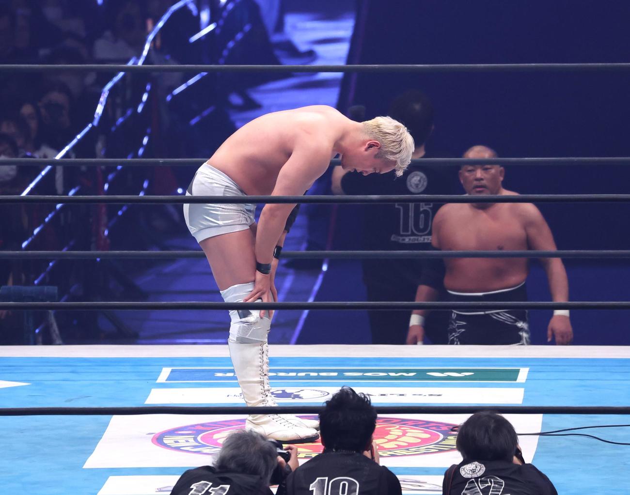 試合後、観客に頭を下げるオカダ（撮影・黒川智章）