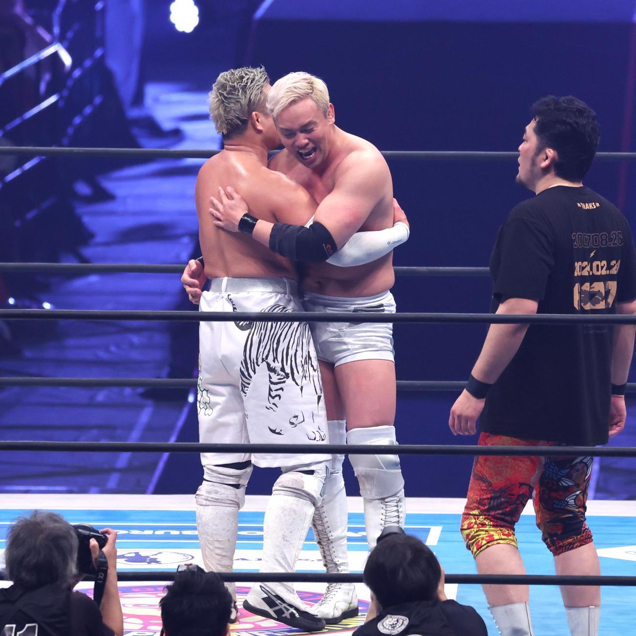 試合後、YOSHI－HASHIとハグするオカダ（撮影・黒川智章）