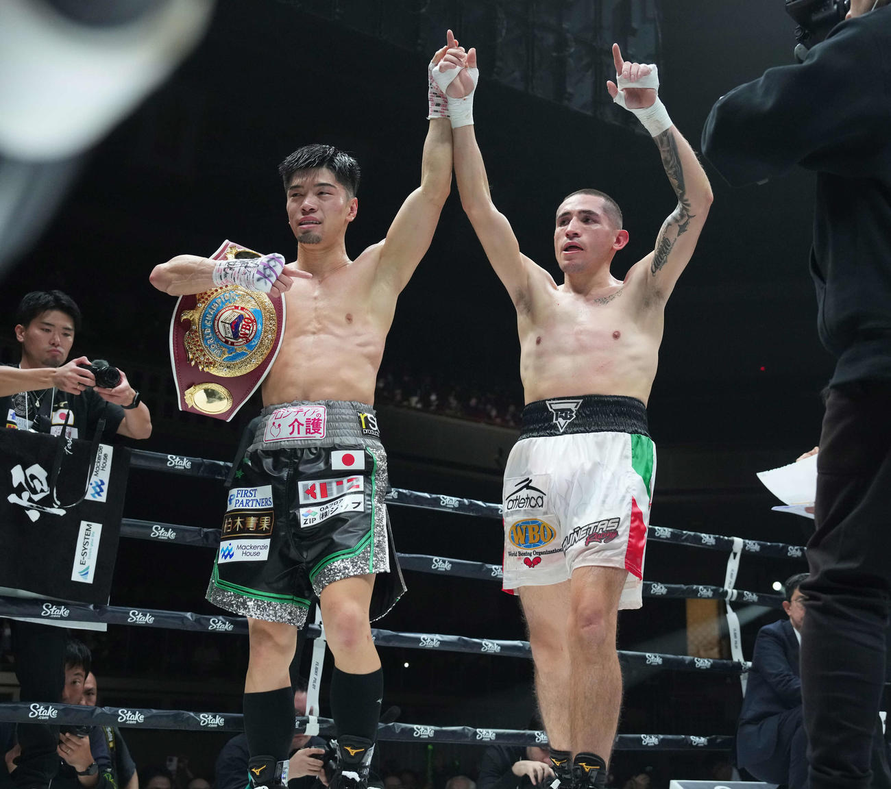 WBO世界スーパーフライ級タイトル王座決定戦　喜ぶ田中（左）とバカセグア（撮影・鈴木みどり）
