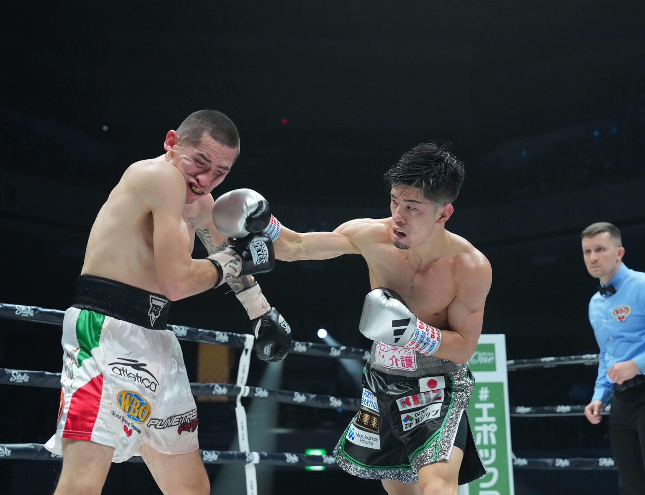 12回、バカセグア（左）の顔面をヒットさせる田中（撮影・鈴木みどり）