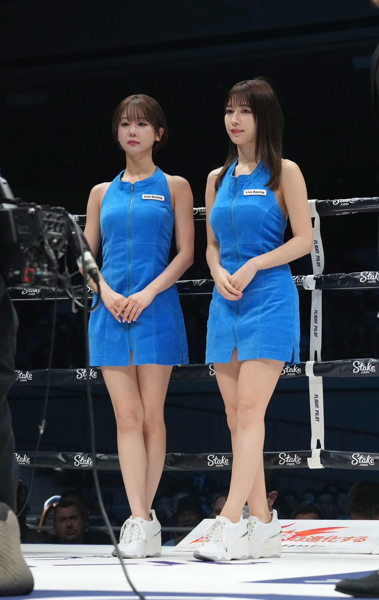 ラウンドガールの雪平莉左（右）と新唯（撮影・鈴木みどり）
