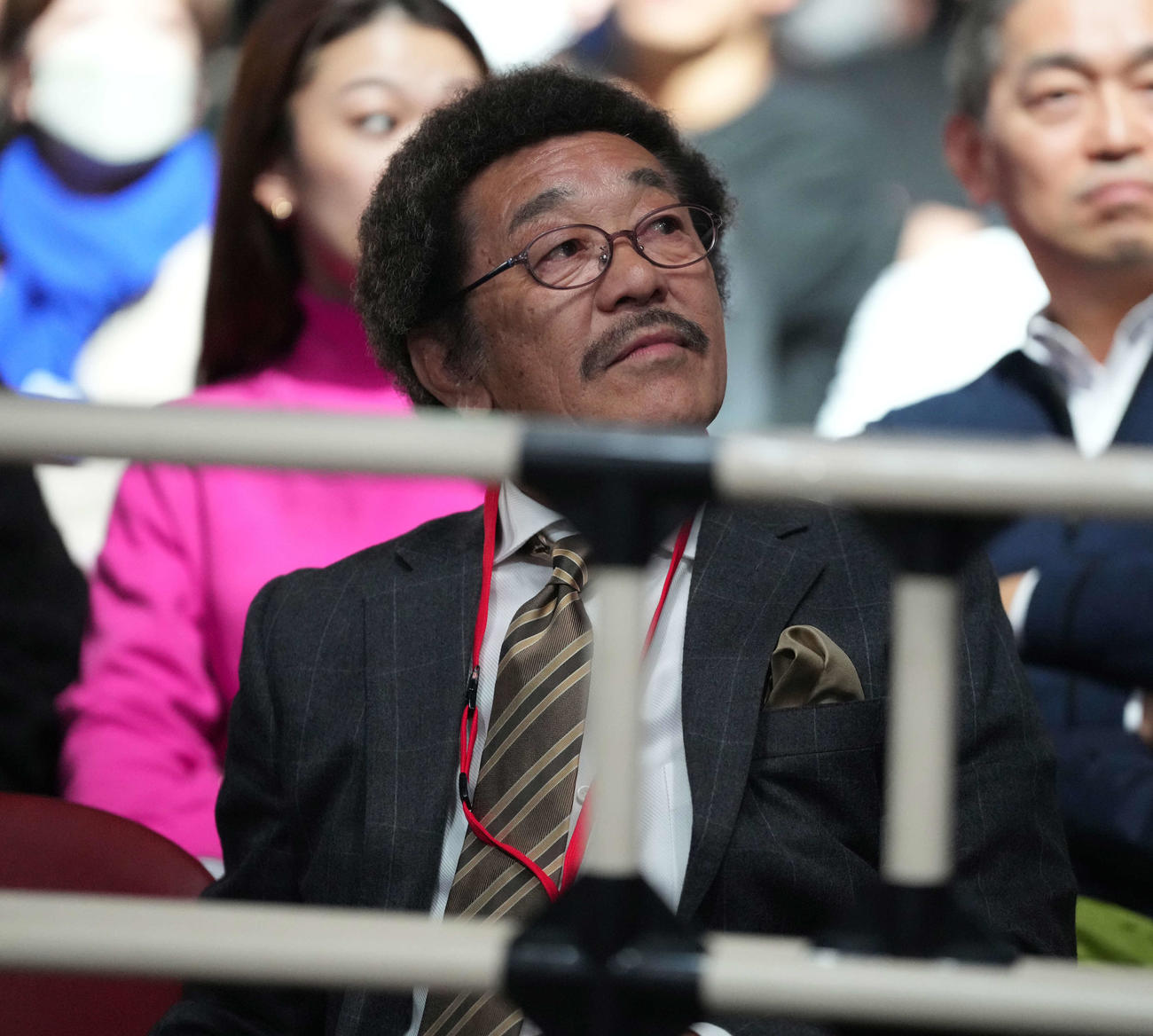 観戦する具志堅用高氏（撮影・鈴木みどり）