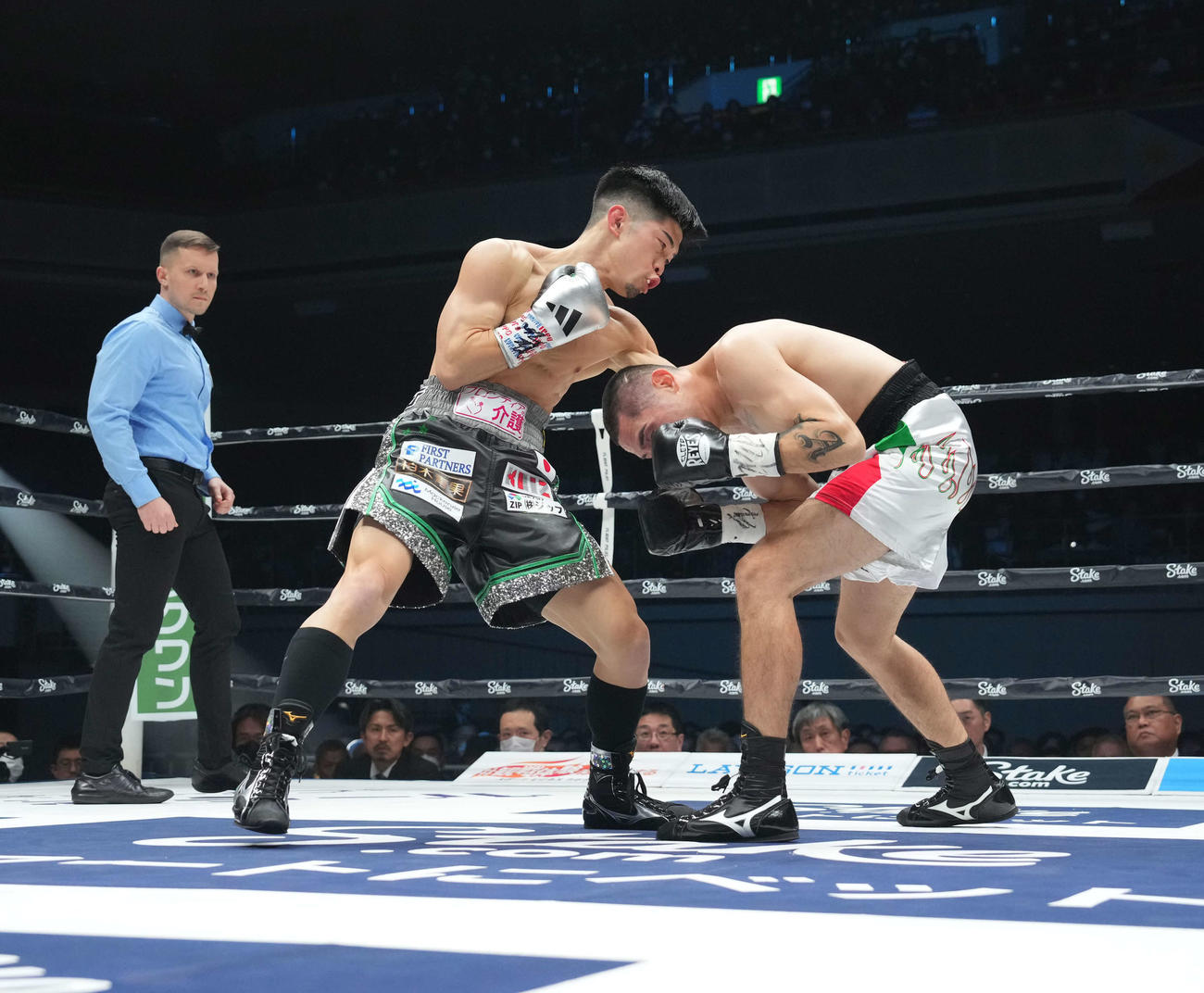 2回、バカセグア（右）を攻める田中（撮影・鈴木みどり）