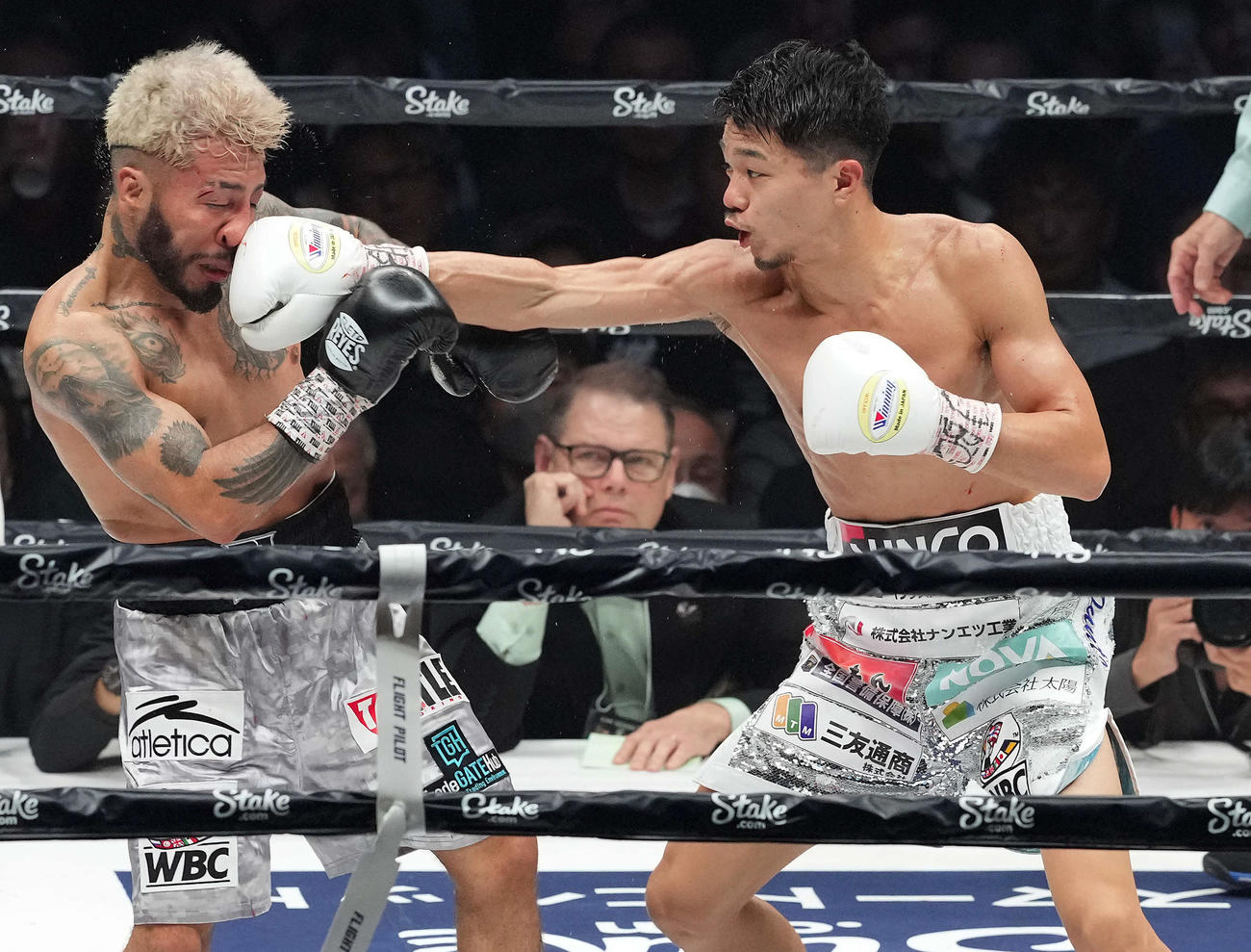 5回　サンティアゴ（左）に右ストレートを見舞う中谷（撮影・たえ見朱実）
