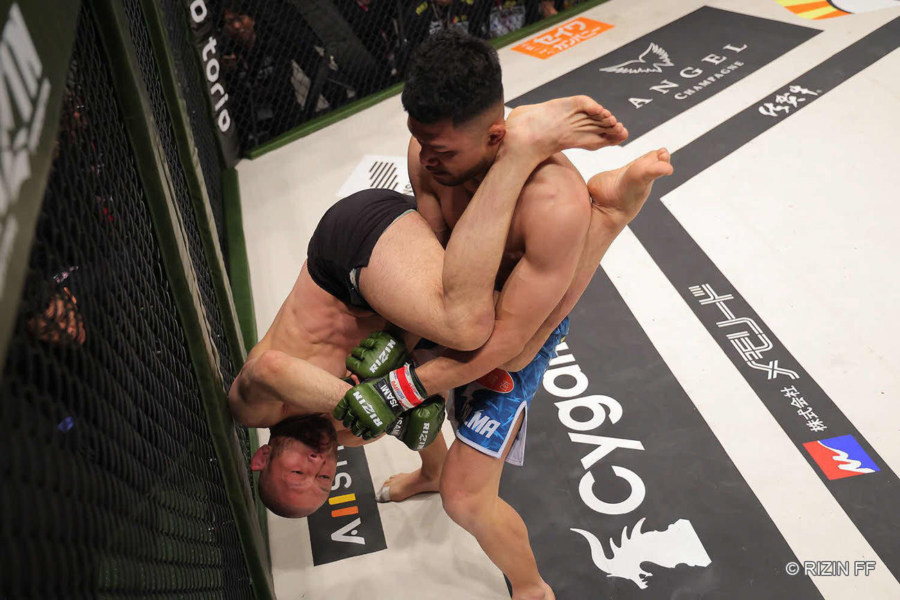 下から摩嶋一整に腕十字を決めた今成正和（写真提供RIZIN）