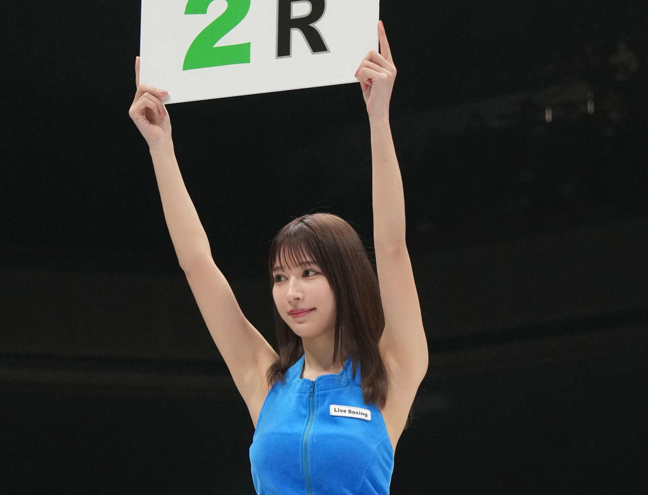 WBO世界スーパーフライ級タイトル王座決定戦　2回のボードを掲げる雪平莉左（撮影・鈴木みどり）