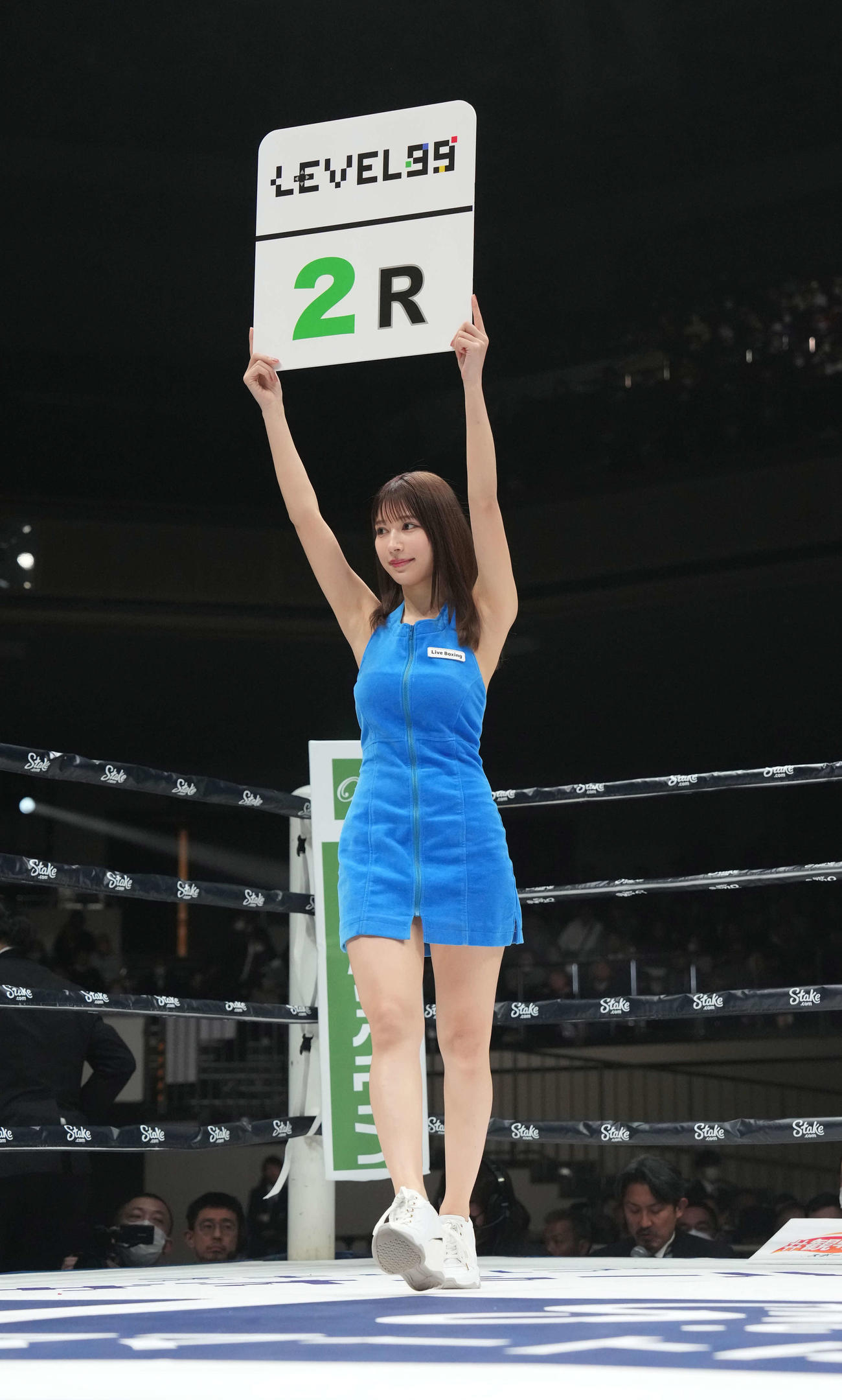 WBO世界スーパーフライ級タイトル王座決定戦　2回のボードを掲げる雪平莉左（撮影・鈴木みどり）