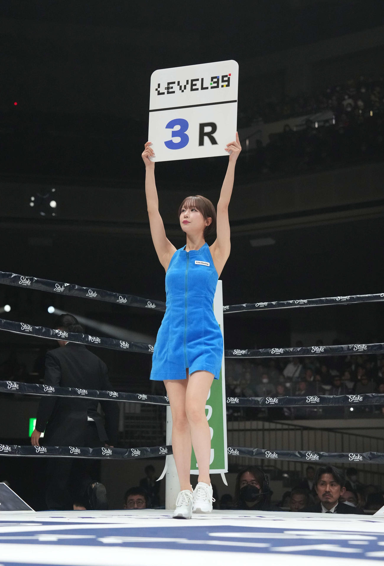 WBO世界スーパーフライ級タイトル王座決定戦　田中対バカセグア　3回のボードを掲げる新唯（撮影・鈴木みどり）