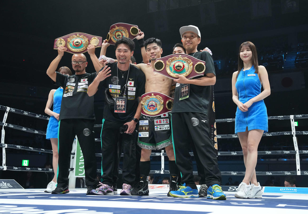 WBO世界スーパーフライ級タイトル王座決定戦　4本のベルトを掲げ喜ぶ田中（中央）（撮影・鈴木みどり）