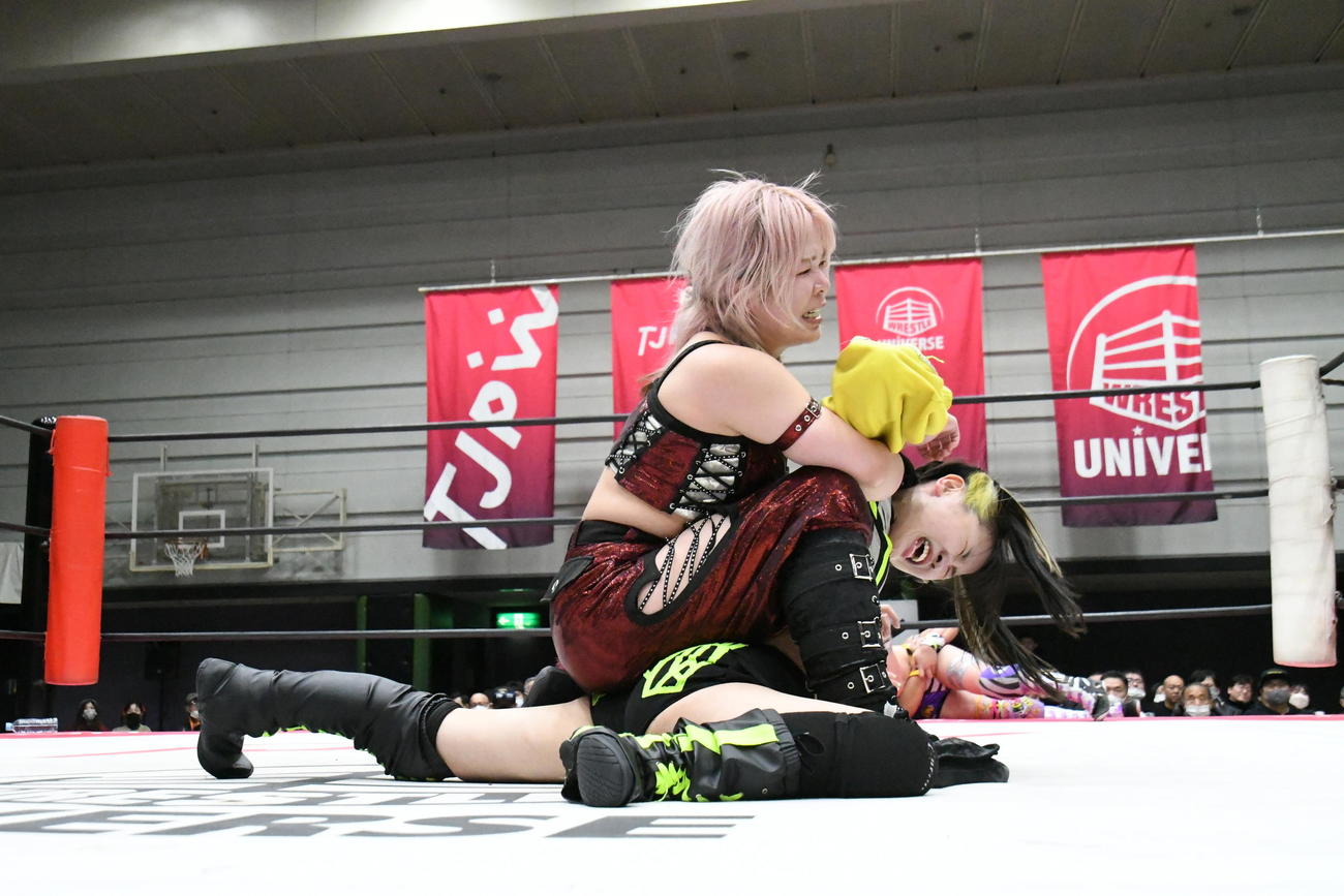 終盤、愛野が鈴芽を仕留めきれなかった（写真提供・東京女子プロレス）
