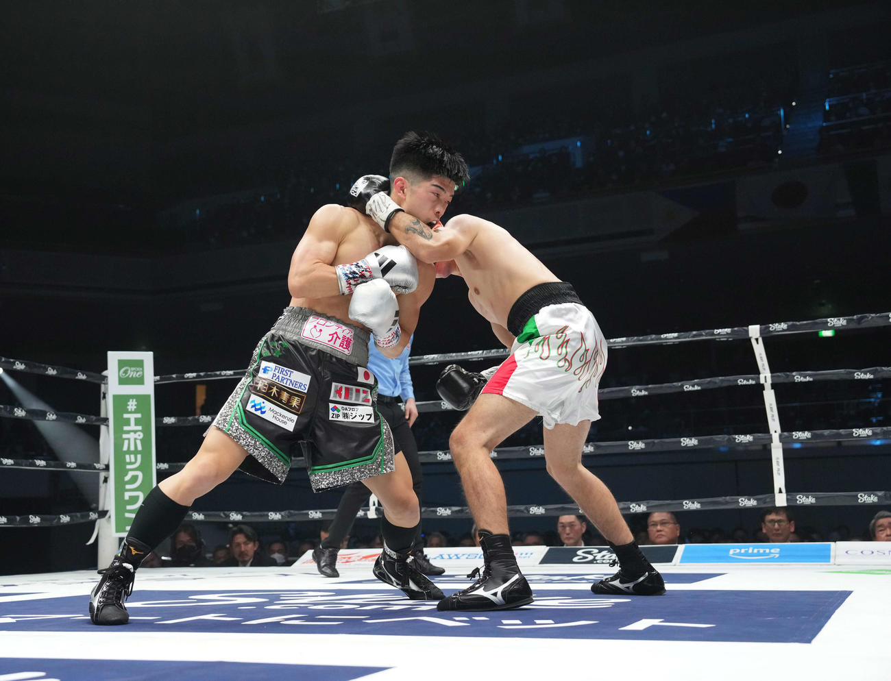 WBO世界スーパーフライ級タイトル王座決定戦　7回、バカセグア（右）を攻める田中（撮影・鈴木みどり）