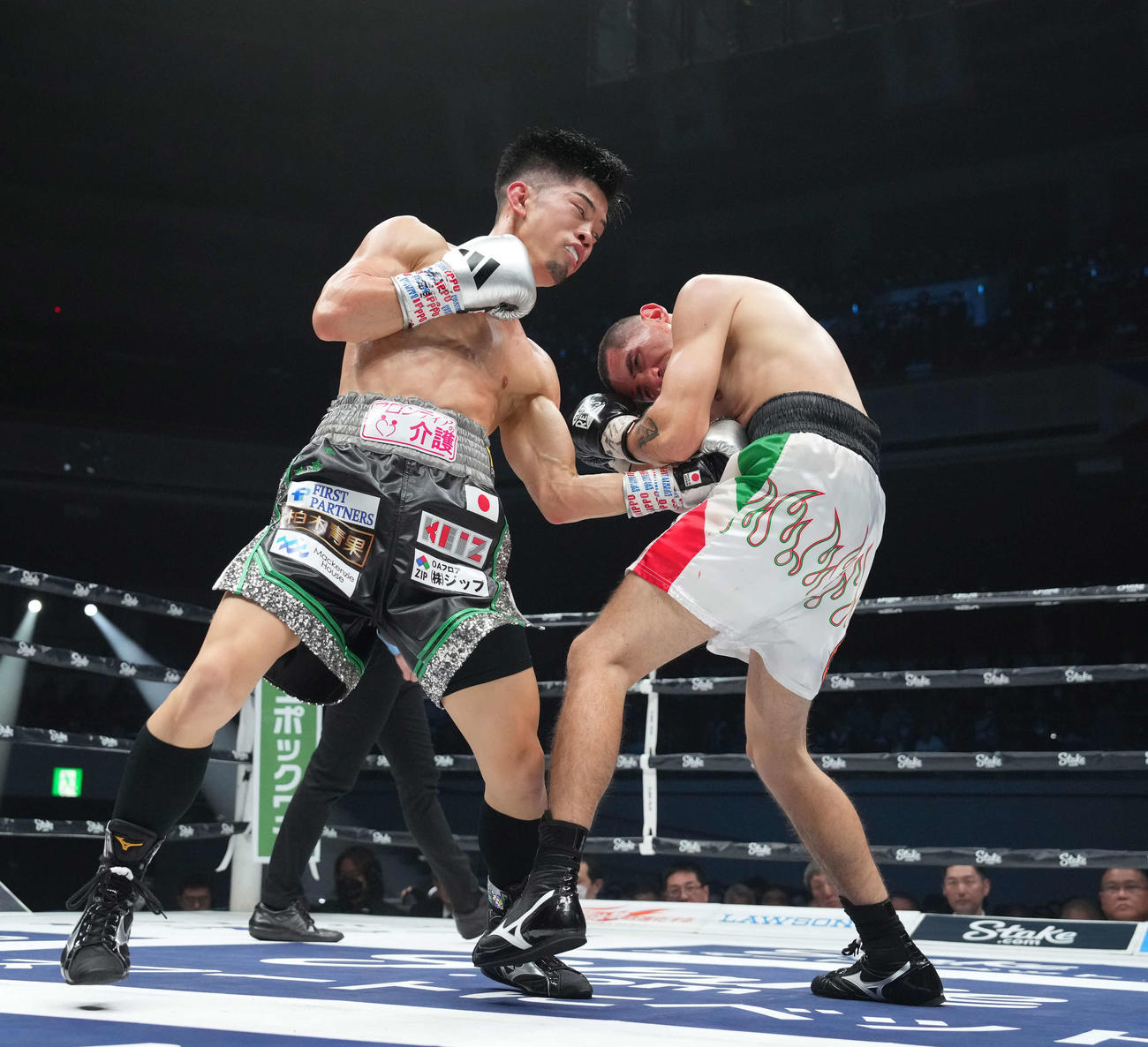 WBO世界スーパーフライ級タイトル王座決定戦　7回、バカセグア（右）に強烈な左ボディーを放つ田中（撮影・鈴木みどり）