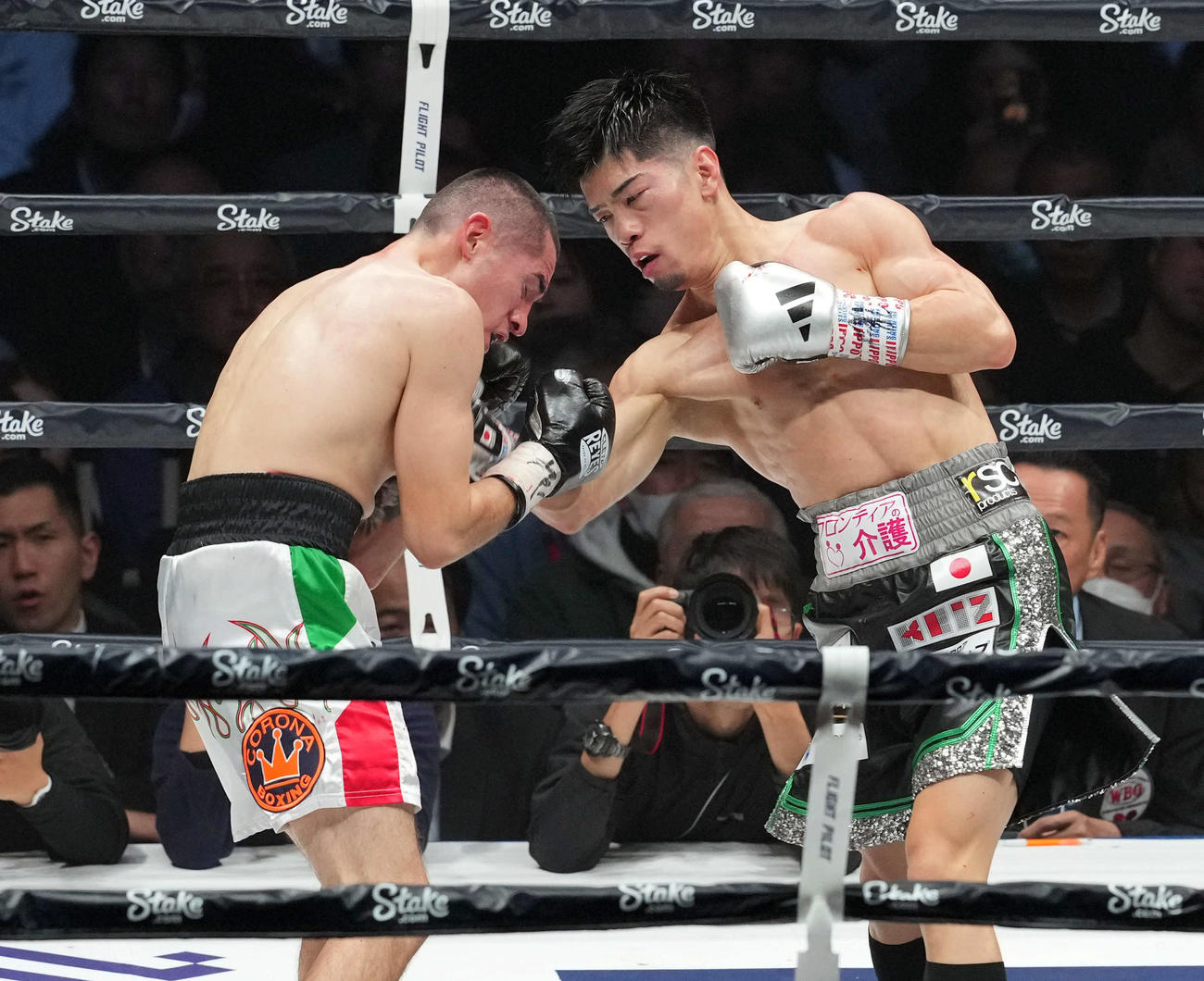 6回、バカセグア（左）に右アッパーを見舞う田中（撮影・たえ見朱実）