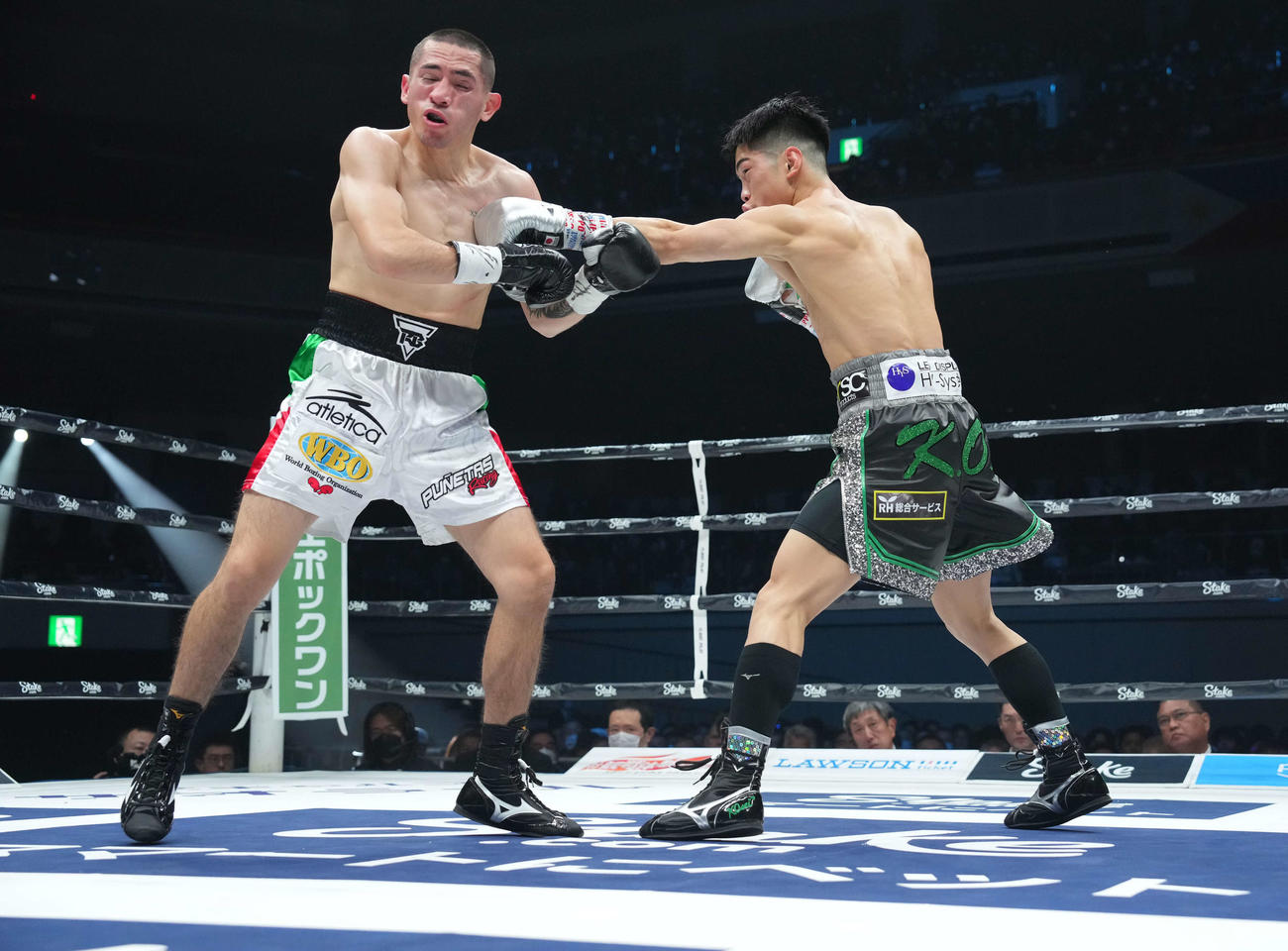 2回、バカセグア（左）を攻める田中（撮影・鈴木みどり）